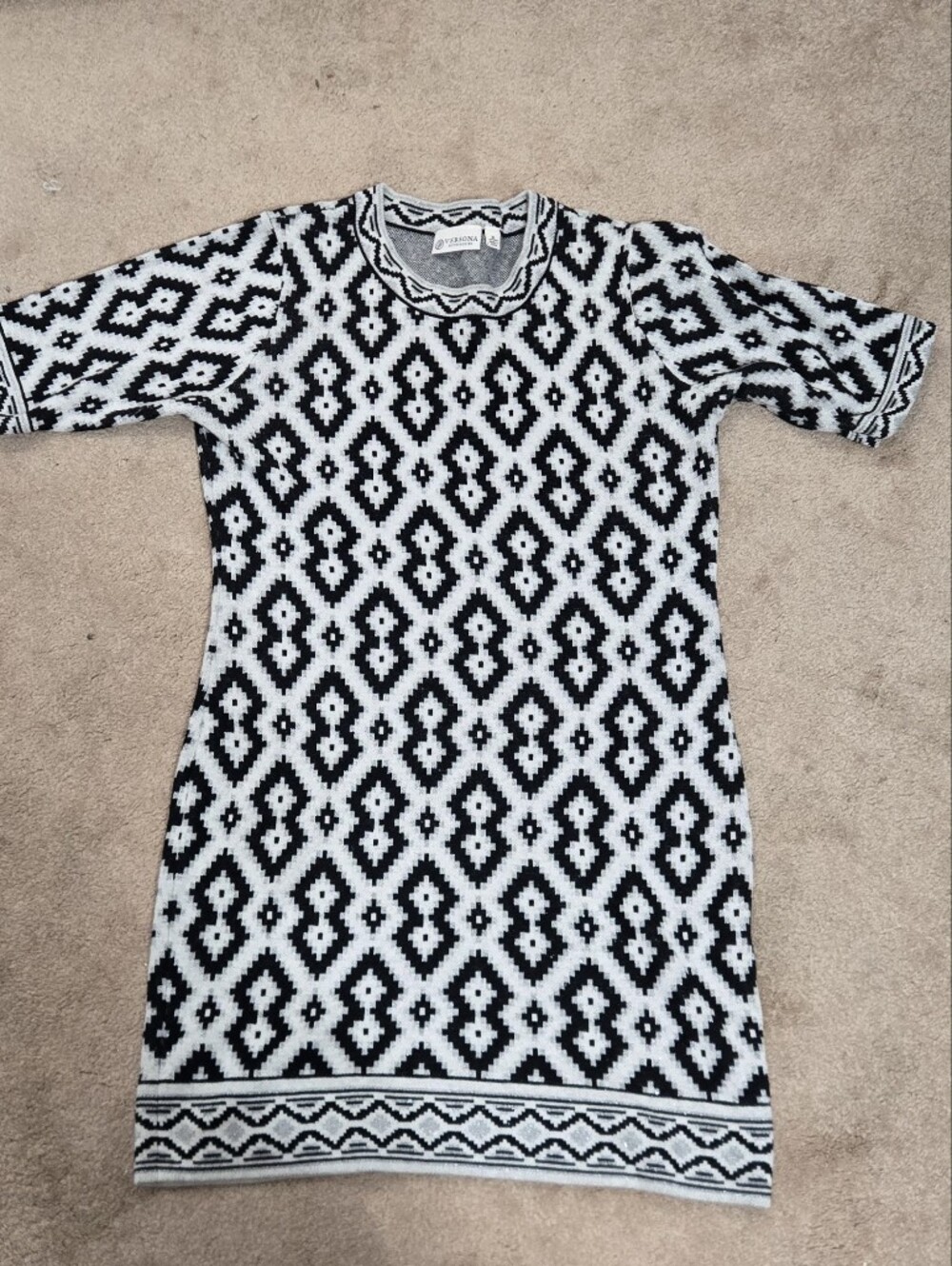 Versona Black & White Geometric Crewneck Sweater